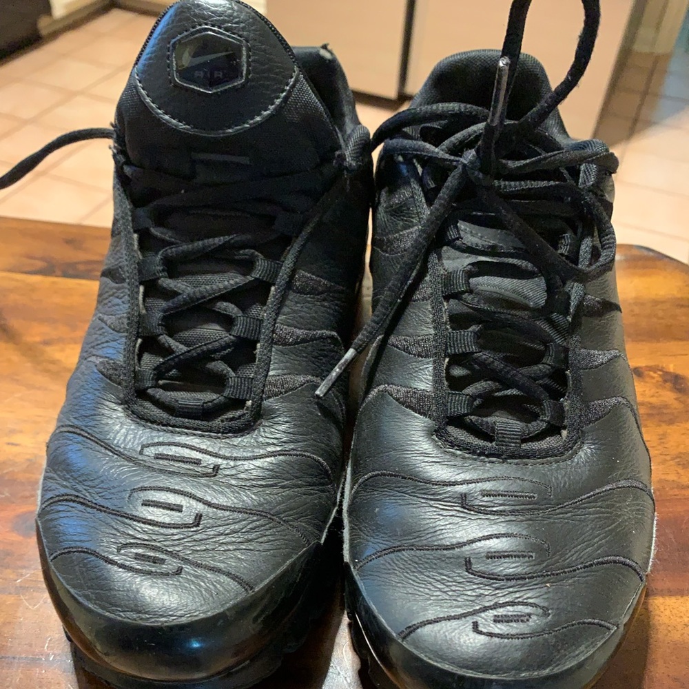 Nike triple black shoes